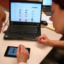 A librarian shows a library user how to borrow Estonian liberature online.
